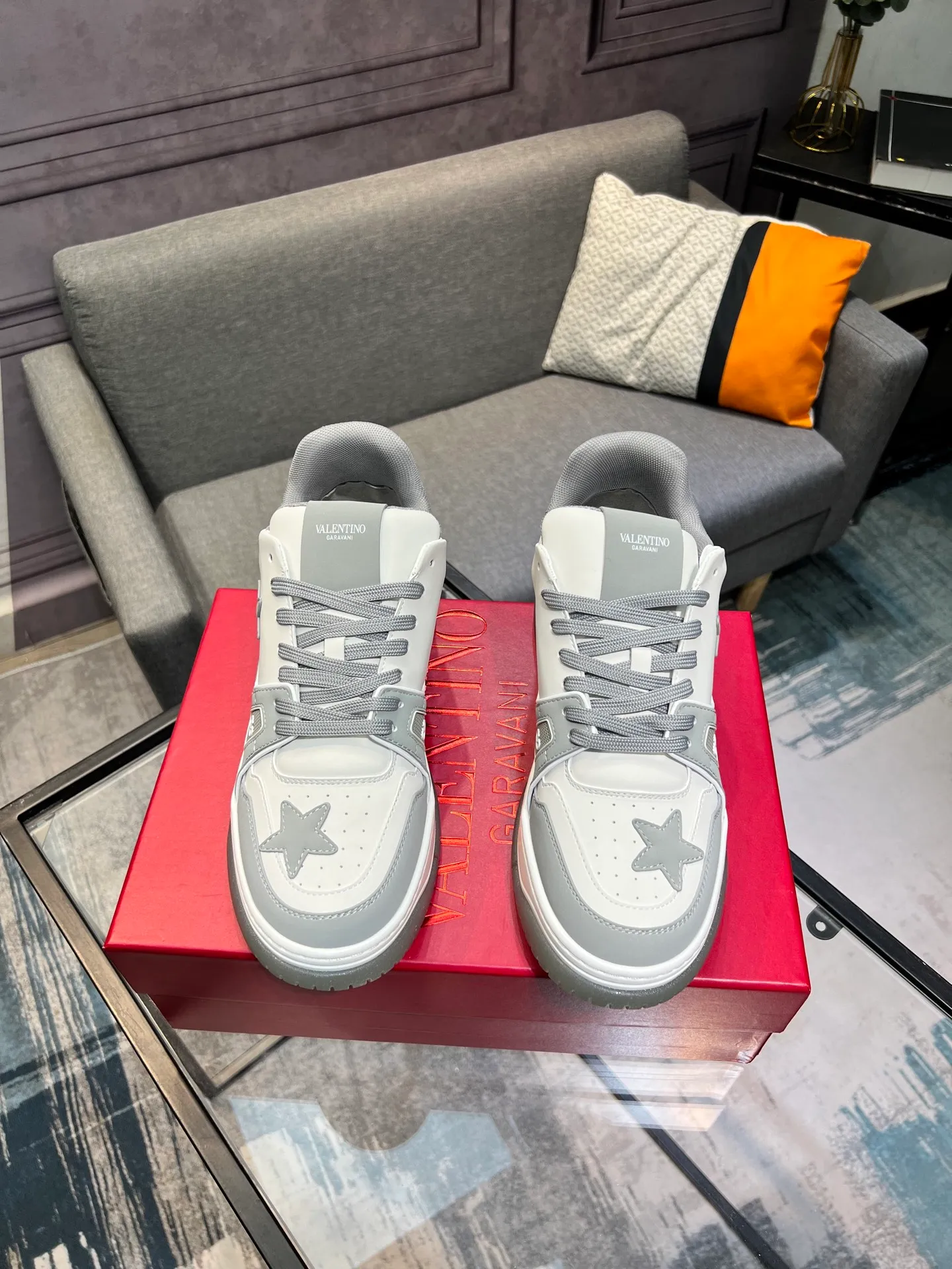 Men's Men's Shoes 💰660 Valentino 2023 early autumn new star shoes are now online! Wang Hedi and Ren Jialun have been worn by many celebrities. Who can refuse the same couple shoes as Wang Hedi! The design of Stars Stab My Heart is cool and spicy. The material of the shoes is cowhide, and every color is beautiful! Size 35-40, men’s size 39-44 (women’s 41, men’s 38, 45🉑️customized)